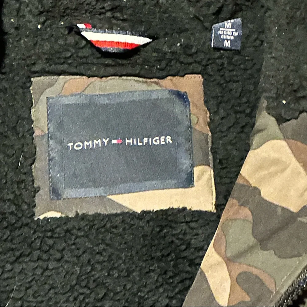 Tommy Hilfiger Men’s Sherpa Lined Softshell Hooded Camo Jacket Size M Medium
